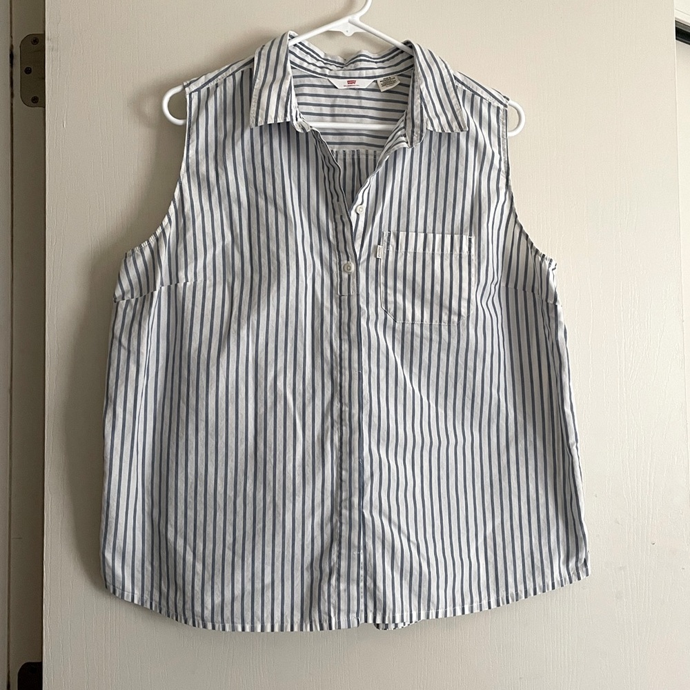 Levi’s ladies sleeveless blue and white striped button down blouse. Size XL.